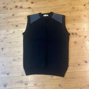 블랙 니트 베스트 어깨에 가죽 패치 포함