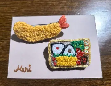 새우튀김과 도시락 브로치 자수 작품