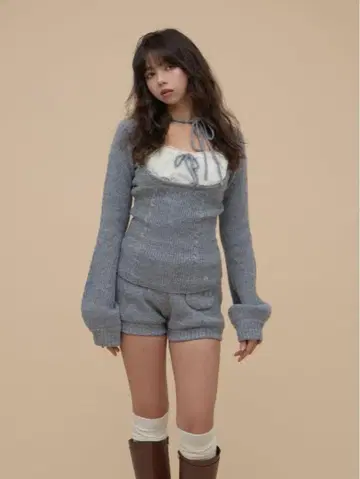 andmary Raven gather set up gray