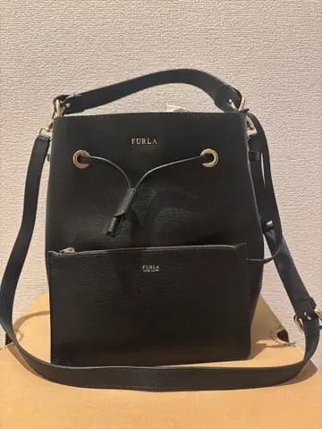 FURLA 블랙 숄더백 파우치 포함