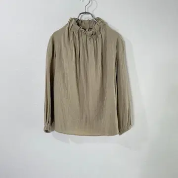 내추럴 슬론스퀘어 거즈 하이넥 긴팔 블라우스 베이지