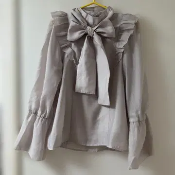 안미르 프릴 리본 포함 긴팔 블라우스