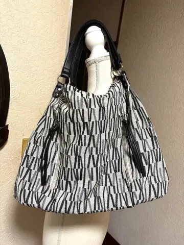 화이트 블랙 약간 빅 숄더백