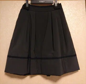 FOXEYNEWYORK 다크 그레이 무릎 기장 플레어 스커트