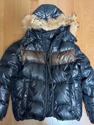 후드 부착 블랙 다운 자켓