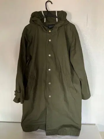 올리브색 후드 부착 모즈 코트