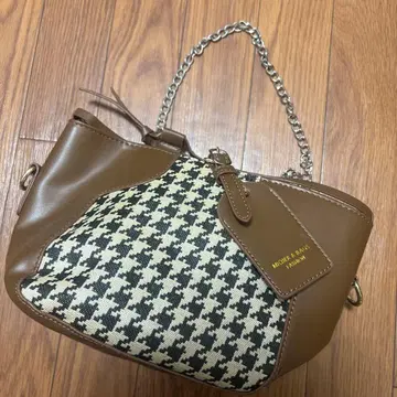 체크 무늬 숄더백 브라운 계열