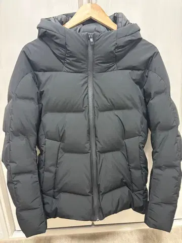 유니클로 블랙 심리스 다운 다운 자켓 S