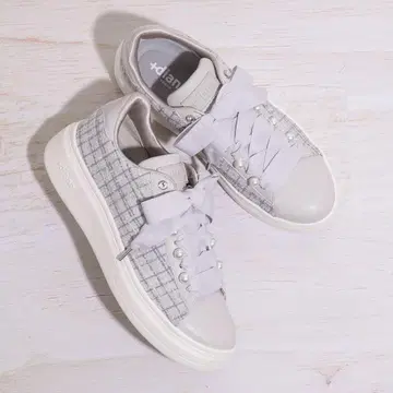 [ +diana ] 펄 비쥬 장식 리본 트위드 그레이 통굽 스니커즈