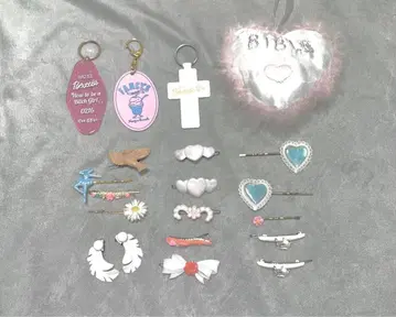 헤어 액세서리와 키링과 하트 쿠션