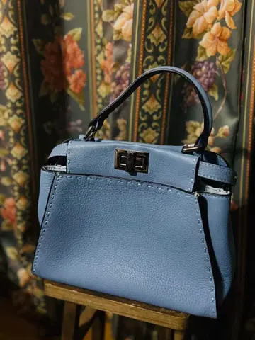 라이트 블루 핸드백