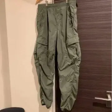 GAP 나일론 카고 팬츠 S 사이즈 올리브 그린