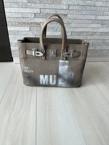 M.U.L. 스터드 토트 데님 가죽 페인트 있음