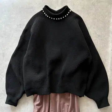 새상품급 비어즐리 루즈핏 펄 하이넥 볼륨 슬리브 니트 블랙