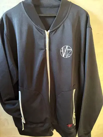 우타이테 아라키 지퍼 후드티