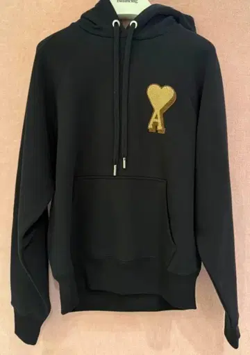 하트와 A 자수의 블랙 후드티