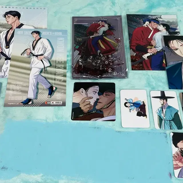 칼과 꽃 팀레진 시그 분철 아크릴 스탠드 투니크 방포 엽서