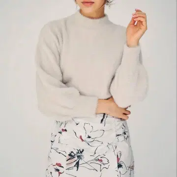 MERCURYDUO 하이넥 미니 샤기 컴팩트 니트 아이보리