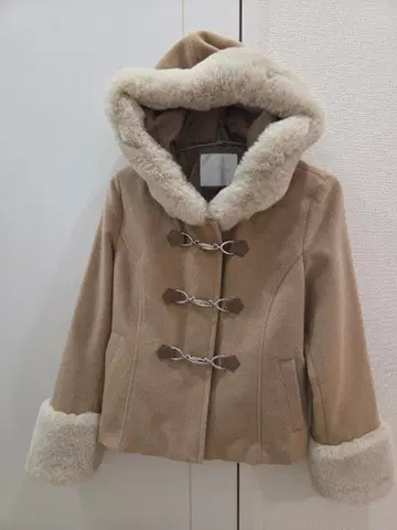 CECIL Mc BEE 비트 장식 숏 더플 코트 후드 부착