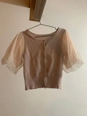 연한 핑크 퍼프 슬리브 소매 튤