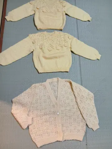 손뜨개질, 여성용 가디건과, 어린이용 크림색 꽃 무늬 니트 스웨터 2개