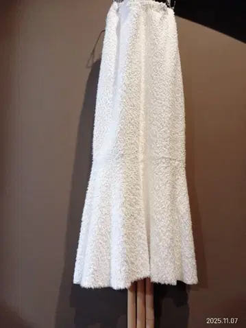 THIRD 화이트 파일 머메이드 스커트