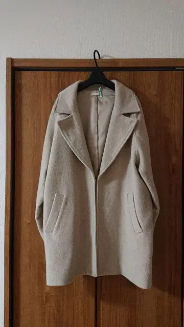 Auie F 베이지 체스터 코트