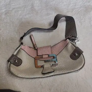 GUESS 크로커다일풍 숄더백