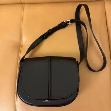 A.P.C. 블랙 가죽 숄더백
