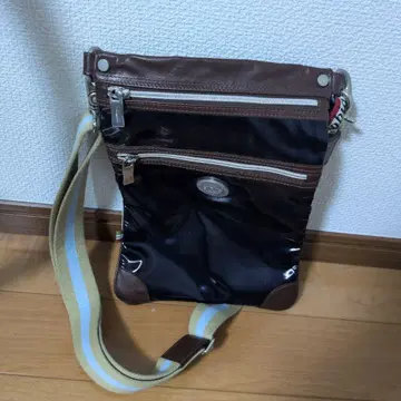 숄더백 블랙과 브라운의 콤비네이션