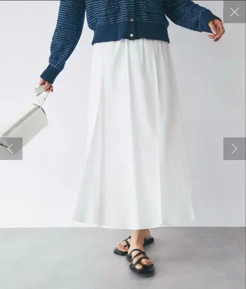 리브 드와 볼륨감이 돋보이는 메인 아이템 코튼 새틴 롱 플레어 스커트