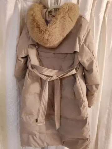 베이지 퍼(fur) 포함 다운 자켓