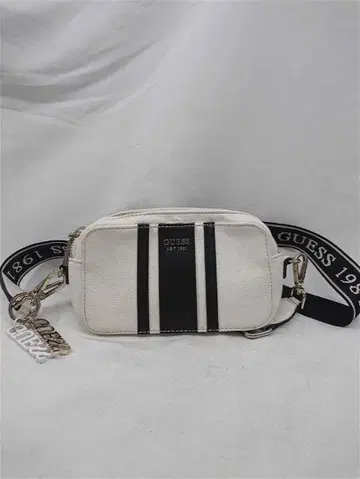 앤 게스 숄더백 화이트 계열 블랙라인 로고 참 포함