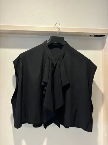 LAD MUSICIAN 21ss 슬리브리스 프릴 베스트