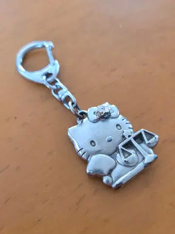 레어 헬로키티 키링 천칭 산리오 메탈 반짝반짝 레트로