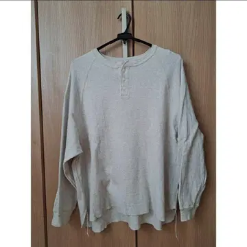 REMI RELIEF W TUCK HENLEY NECK