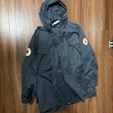 블랙 후드 부착 밀리터리 자켓 빨간색 십자가 와펜 부착