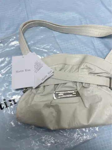 마뗑킴 화이트 가죽 숄더백
