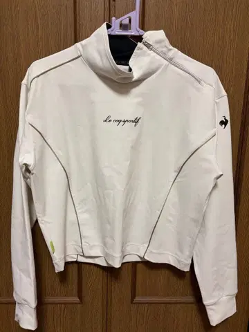 아이보리 하이넥 크롭 맨투맨