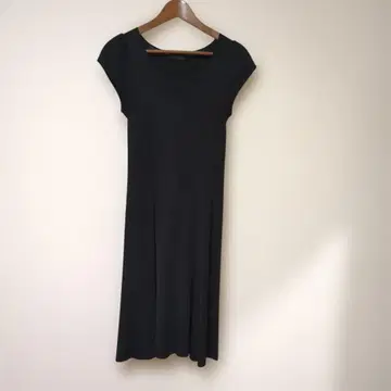 블랙 슬리브리스 무릎 기장 원피스