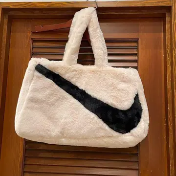 나이키 스포츠 웨어 페이크 퍼 토트 구아바 아이스