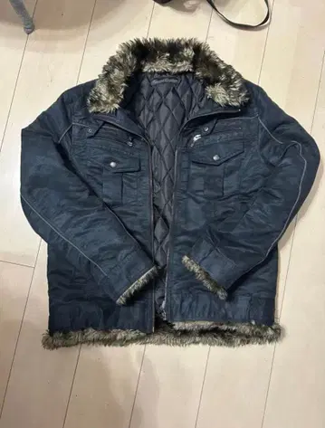 퍼 달린 블랙 자켓