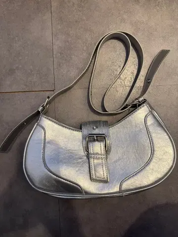 실버 버킷형 숄더백