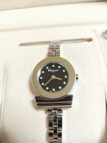 매우 새상품급. Salvatore Ferragamo 다이아몬드 손목시계