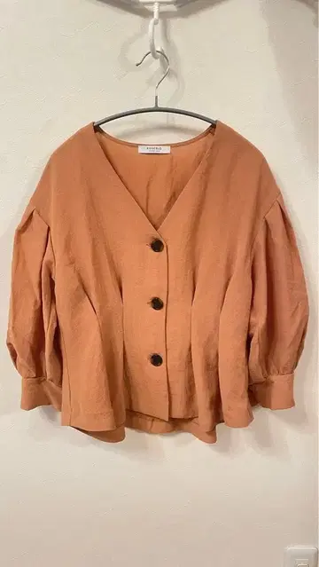 오렌지 컬러 V넥 퍼프 슬리브 셔츠