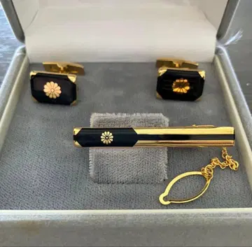 국화 문양 넥타이핀과 커프스 단추 세트