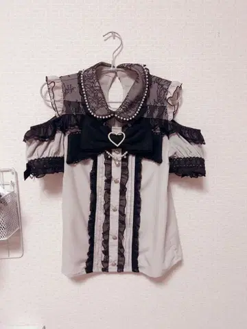 빅 리본 오픈 숄더 블라우스