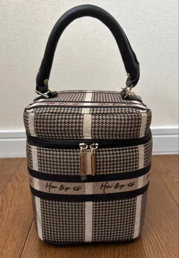 Her lip to Jacquard Vanity Bag