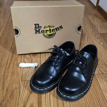 타임세일 중! Dr. Martens 화이트 스티치 3홀 슈즈
