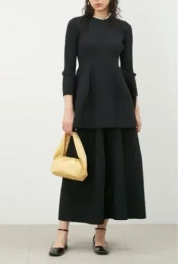 Mila Owen 구축 실루엣 코쿤 플레어 니트 스커트